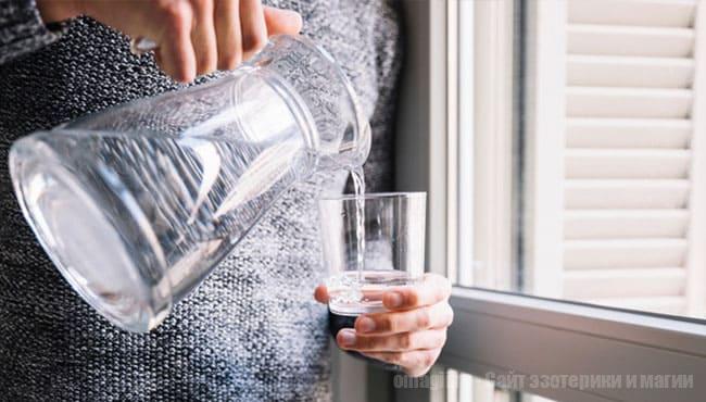 Налейте воду в два одинаковых стакана