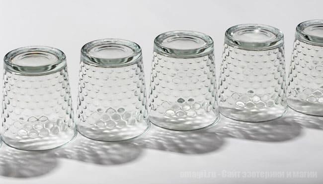 приготовьте одинаковые стаканы