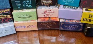 МБК к колодам Таро: Маленькая белая книжечка, огромное влияние Инструкция к картам таро