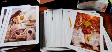 Дополнительные карты в Таро: доставать или нет? Дополнительные карты в раскладе Таро: доставать или нет?